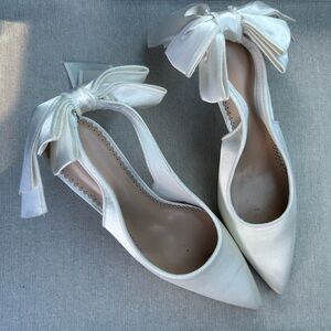 Elegant Ivory Pointed-Toe Bow Flats
